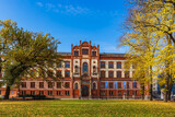 Fototapeta Londyn - Blick auf die Universität in der Hansestadt Rostock im Herbst
