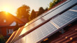 Nahaufnahme von Solarpanel auf einem Dach eines Einfamilienhauses im Sonnenuntergang. Umweltbewusst Energie sparen und die Kraft der Natur nutzen Einfamilienhaus