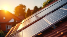 Nahaufnahme Von Solarpanel Auf Einem Dach Eines Einfamilienhauses Im Sonnenuntergang. Umweltbewusst Energie Sparen Und Die Kraft Der Natur Nutzen Einfamilienhaus