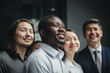 © DIVERSITY - Hermosa diversidad de razas y etnias en el trabajo. Personas de diferentes culturas participando en una entrevista de trabajo inclusiva y justa.