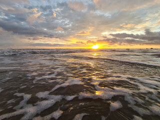 Wall Mural - low sun over ocean water