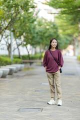 Canvas Print - Woman look at the camera in city