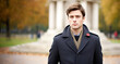 © YannTouvay - Retrato De joven elegante adinerado en el parque de frente de pie