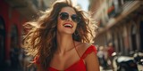 Fototapeta  - widok ładnej uśmiechniętej kobiety w czerwonych okularach