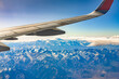 © Paulo - Vista da asa de avião comercial com Cordilheira dos Antes durante primavera.