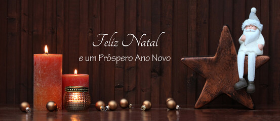 Velas com um Papai Noel sentado em uma estrela e o texto Feliz Natal e um Feliz Ano Novo.