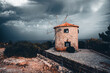 Wieża z wiatrakiem w Grecji