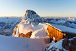 Die eingeschneite und freigeschaufelte Biwakschachtel zum Sonnenuntergang am Watzmann Hocheck in den Berchtesgadener Alpen im Winter mit Blick auf die Watzmann Überschreitung
