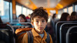 niño latino viajando en un autobús escolar se encuentra un poco preocupado se observa el interior del autobus