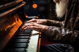 Música triste de piano.
Anciano tocando una canción de piano en un lugar oscuro.