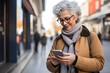 Ältere Frau, Seniorin mit Smartphone vor urbanem Hintergrund, Tageslichterstellt mit generativer KI