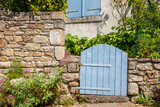 Fototapeta Do pokoju - Petit portail à l'entré d'un charmant jardin fleuri.