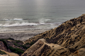 Wall Mural - 2023-10-25 HIKING TRAIL NEAR THE TORREY PINES GLIDER PORT WITH THE PACIFIC OCEAN WITH WAVES AND A NICE REFLECTION NEAR SAN DIEGO