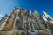 Klasztor Batalha, Portugalia. Monumentalne, sakralne dzieło architektoniczne. Perspektywa, linie zbieżne, jaste, piaskowe, strzeliste wieżyczki. na tle granatowego nieba