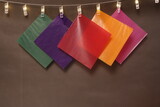 Fototapeta Tęcza - Bibuły kwadratowe kolorowe wiszące na szarym tle
