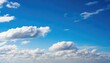 Sérénité céleste : Ciel bleu parsemé de nuages duveteux