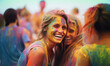 des amies ensembles et recouvertes de pigments colorés pour fêter Holi, la fête des couleurs