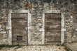 ancien mur en pierre avec portes