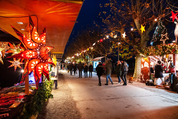 Sticker - Christmas market in Konstanz next to the lake with food, gifts, mulled wine and many lights.