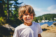 Jeune garçon souriant dans un parc