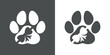 Tiempo de Navidad. Logo pet friendly. Silueta de zarpa de perro o gato con cinta y lazo de regalo para su uso en tarjetas y felicitaciones