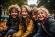 Grupo de amigos alegres niños con caras sonrientes posando en al aire libre en un día soleado de otoño, los niños y las niñas emocionados que se divierten durante la actividad en la naturaleza.