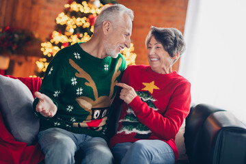 Poster - Photo banner photo of old funny couple retired people wear funny ugly new year sweaters laughing joke sitting favorite comfortable sofa indoors