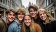 Retrato de sonrientes jovenes de 20 años. Amigos paseando juntos por calles europeas.