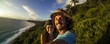 couple de jeunes amoureux qui se prend en photo selfie sur les collines, jungle et vue sur mer