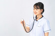 聴診器で診察する女性看護師