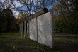 Unter Denkmalschutz stehender Rest der Berliner Mauer am Gutspark in Groß Glienicke, Stadt Potsdam