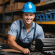 Trabajador con un casco azul sonriendo en el almacén de un taller junto a unas varillas metálicas 