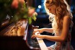 Fotografía de retrato en primer plano de una chica sonriente tocando el piano contra un foco de luz en el escenario.