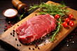 Rohes Rinderlendensteak mit Zutaten, Raw beef sirloin steak with ingredients