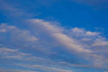 Farbiger Himmel mit interessanten Wolken als Hintergrund