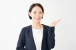 © siro46 - 手のひらで右側を指す中年のビジネスウーマン　白背景