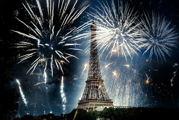 Canvas Print - fireworks over the Eiffel tower New Year in Paris