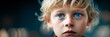 Heranwachsender Anblick blaue klare Augen eines Jungen Kind Gesicht schaut in  Klarheit, Close Up der Augen und Schönheit mit viel Ausdruck, Kindheit, gestalten, anschauen, leitbild, Blick 