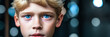 Heranwachsender Anblick blaue klare Augen eines Jungen Kind Gesicht schaut in  Klarheit, Close Up der Augen und Schönheit mit viel Ausdruck, Kindheit, gestalten, anschauen, leitbild, Blick 