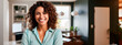 © Favio - mujer hispana latina sonriente haciendo Home Office