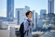 © west_photo - 通学中のワイヤレスイヤホンをつけた日本人大学生の男性