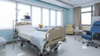Une chambre avec un lit à l'hôpital prêt à recevoir un patient pour une opération.