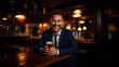 hombre sonriente y relajado con un vaso de cerveza en un bar 