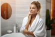 © Sven - Hübsche junge Frau im Bademantel mit Handtuch im Badezimmer (Durch AI generiert)