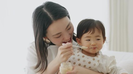 Canvas Print - 赤ちゃんに離乳食を食べさせるママ（育児・子育て・家族・ファミリー）