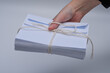 Trzymać plik starych listów w kopertach w dłoni 