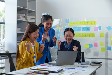 Business team congratulates success, businesswoman presents marketing plan Receive praise from colleagues on the team Clap your hands in congratulations in the meeting room. Success concept.