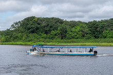 Barco De Transporte Fluvial Navegando Por El Canal De Tortuguero En La Provincia De Limón, Costa Rica