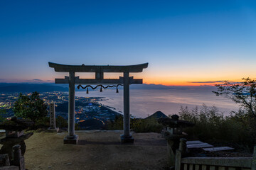 Wall Mural - 日没後マジックアワーの天空の鳥居 高屋神社