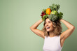 Éclat de Santé: Femme et sa Couronne Nutritive de Légumes Verts